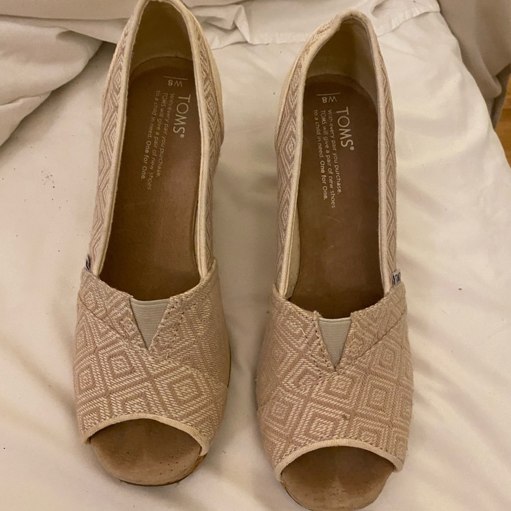 Uec toms brand natural woven diamond classic. Wedges. Size 8